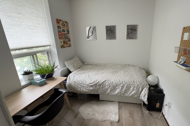 Bedroom available - 1 furnished bdrm in bright 2nd fl apt (house) prime Riverdale - Lndry kitchen bath all util. incl.