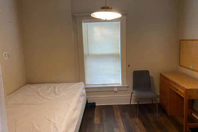 Main floor bedroom - Fantastic SIX Bedroom, Central Campus, parking, fun front porch, new floors, House