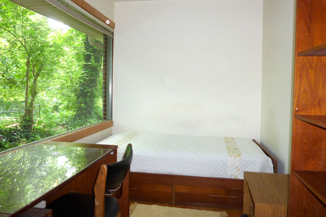 Bedroom - Bordering Emory Campus House