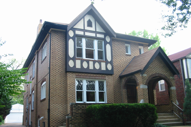 building exterior - 7304 Lindell - 1st Floor - Short walk to Campus, Clayton, or Metrolink. Free laundry, huge closets!