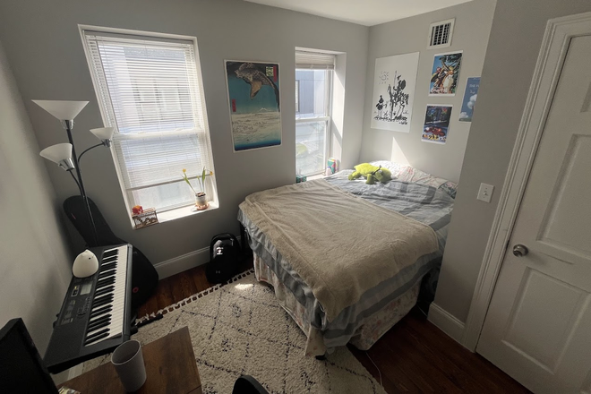 Bedroom, queen size bed - Well-lit bedroom in apartment with 2 bathrooms