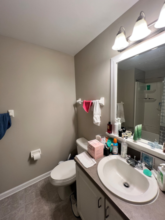 Spacious bathroom - University Edge Apartments