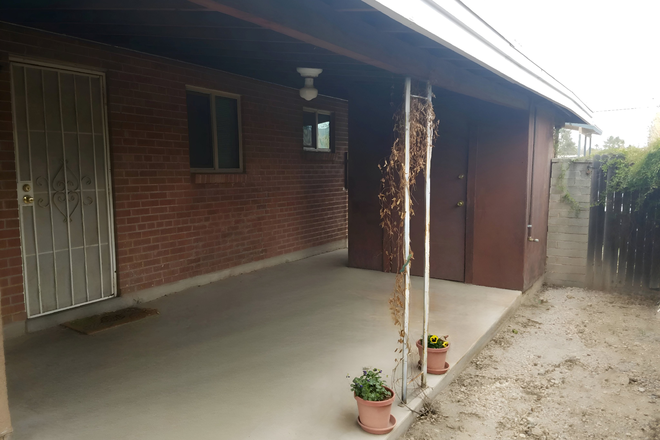 Patio - 5 Bed 2 Bath near UofA House