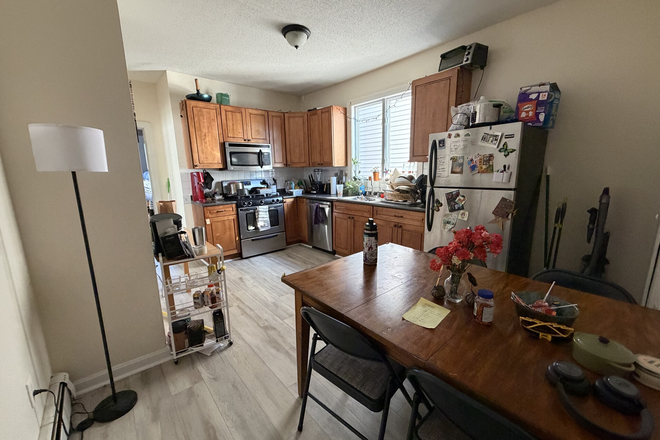 Visit hubrealtyproperties.com - Near Tufts, handy 3 bedroom with brand new eat in kitchen, dishwasher and large patio Apartments