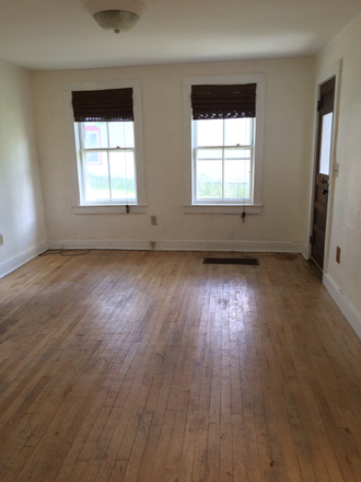 Living Room - Spacious 3 Bedroom in Burlington available 9/1 Duplex