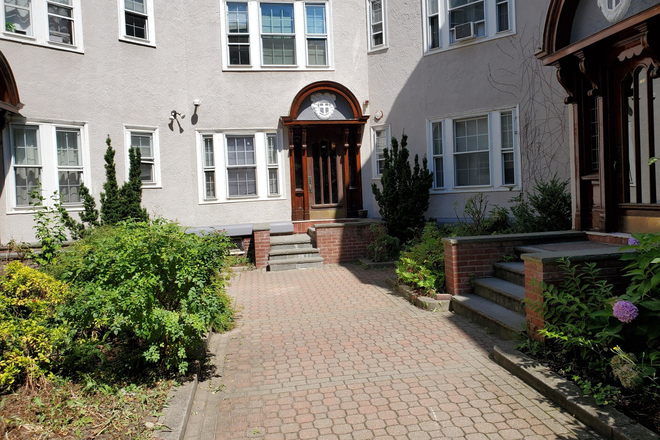 - - Close to Campus! Spacious 2 Bed w/ Heat & Hot Water Included w/ Laundry in Building Apartments