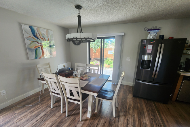 Dining Table - 1 Bedroom with parking nearby UCF House