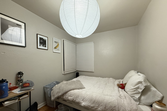 Bedroom upstairs - 728 19th St - Spring 2026 Sublease Townhome