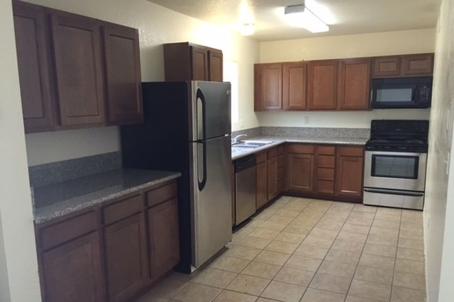 Granite Countertops - Large Bedroom with 2 Large Yards and tons of Parking House