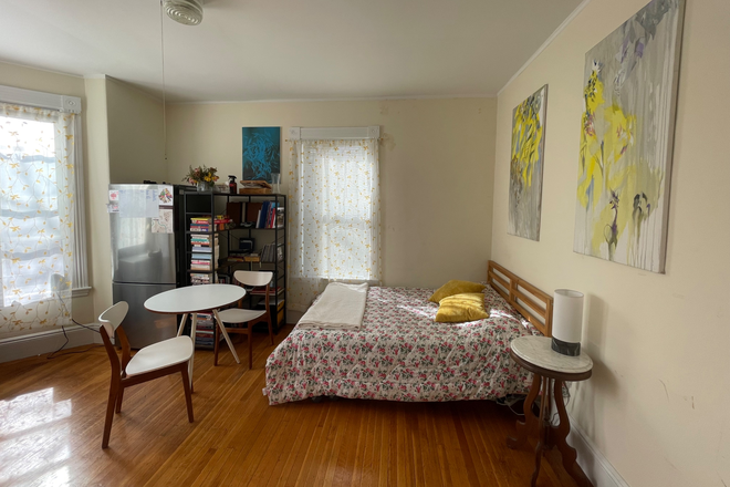 Studio Apartment - Sunny Studio, 5 mins from Harvard Apartments