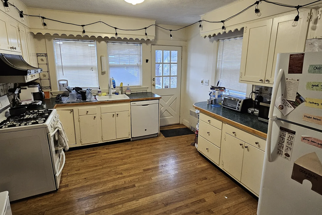 Kitchen - Off-Campus House on Greycliff Rd