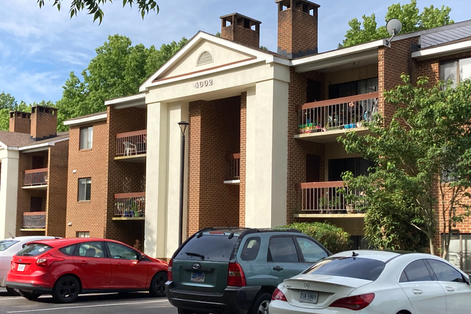 Front of Building 4002 - Three bedroom 2 bath condo near New Town and William and Mary