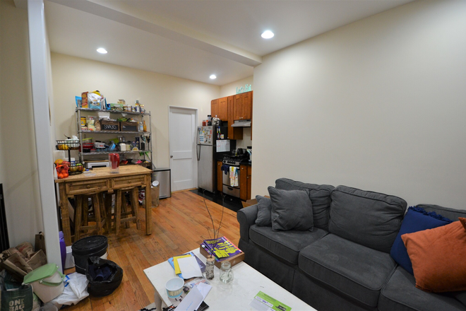 Kitchen - Renovated 5-bed 2-bath on Hemenway St. Available 9/1/24