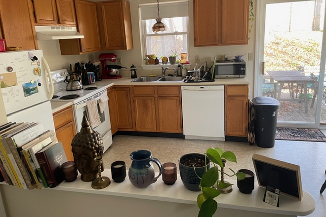 Kitchen - Quiet Winooski apartment close to campus