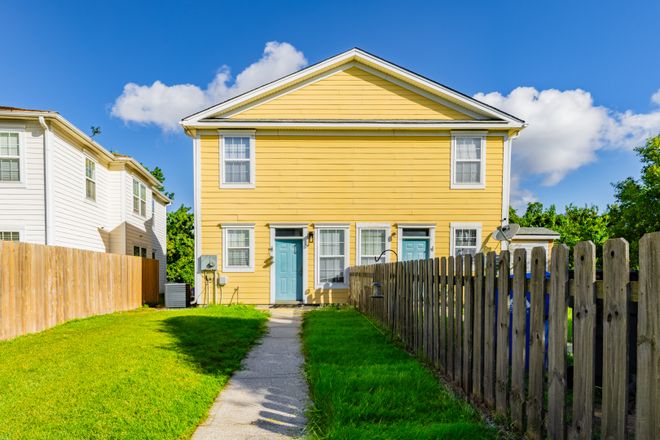 Rear - Town home at Park circle, Close to everything!! 7-15 mins from MUSC hospitals and centers.