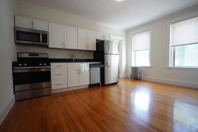 1 - JUNE 2026-Sweet Comm Ave 1 bed. Cleveland Circle. H/HW inc.NO FEE Apartments