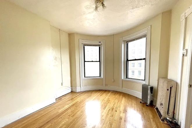 Living Room - Charming 1-bedroom in Fenway! Avail. 9/1/2025! Apartments