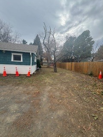 Backyard - Duplex, RIGHT NEXT TO CAMPUS! Duplex