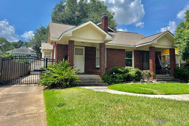 street view of front door - 1bdrm 1 bath, 7 Mins to Rice University, Secure Garage Parking, Quiet Neighborhood Duplex