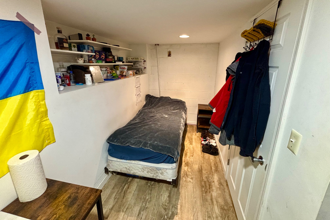Bedroom - Summer sublet: spacious bedroom in a shared townhouse 15 minutes from East and West UIC campuses.