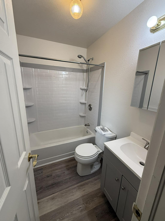 bathroom - House close to campus