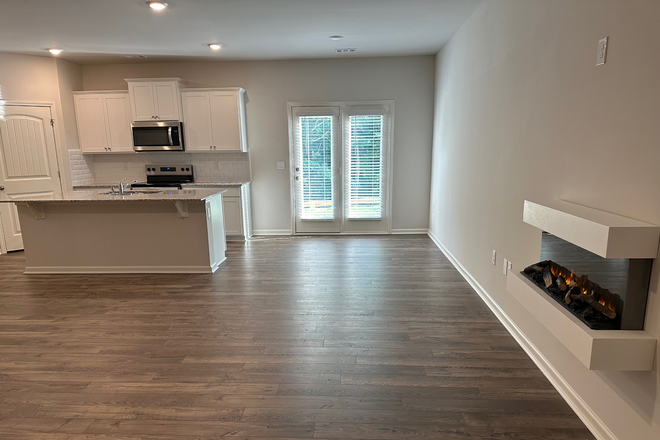 Living space and Kitchen - Brand New 4 Bed Townhouse 1 Mile from UNG Dahlonega campus.