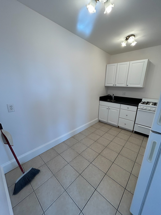 Kitchen - 2 Bed Available NOW! *CONTACT NOAH 603-470-8181 Apartments