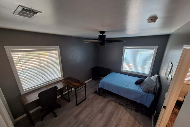 Bedroom - Master w/ Private Bathroom (UC Student Environment) FOR 1 OR 2 students House