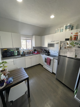 LIVING - 3 BED WITH PARKING INCLUDED! 9/1/25!
