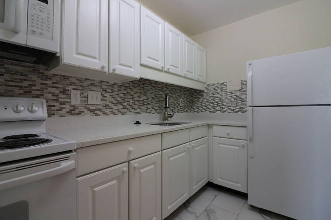 kitchen - Oversized studio in elevator building with concierge and pool Apartments