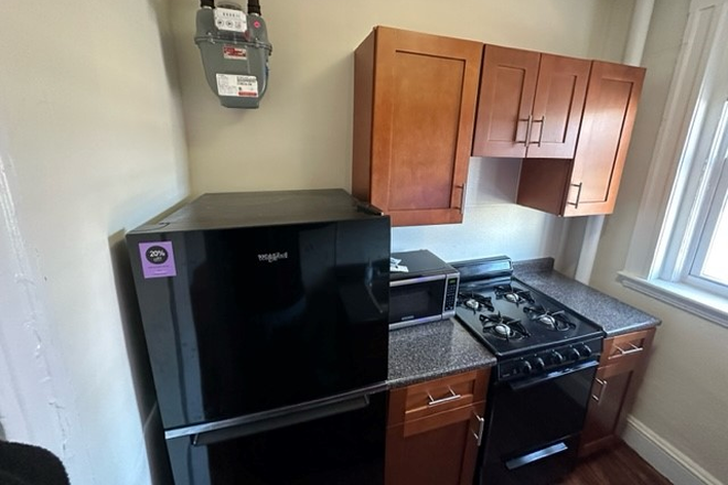 - - NO Broker Fee!! Right Close to Campus! Studio w/ Heat & Hot Water Incld, Laundry in Building Apartments