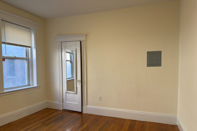 Bedroom 1 - NO FEE - 3 room split on Huntington Ave. Available Now - GRAD STUDENTS ONLY Apartments