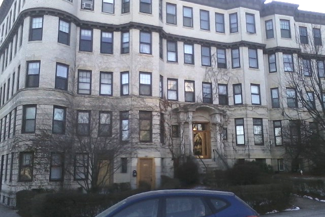 Visit hubrealtyproperties.com - Next to Reservoir, Huge 2 bedroom with renovated kitchen, available 9/1/26 Condo