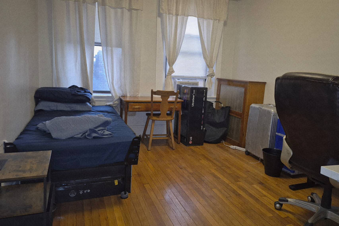 Good-sized room with window AC at $1,350/month - Furnished Room near Shops, BU & T to NEU, Harvard & MIT, In-Unit Laundry, AC, Incl Heat/HW, No Fee