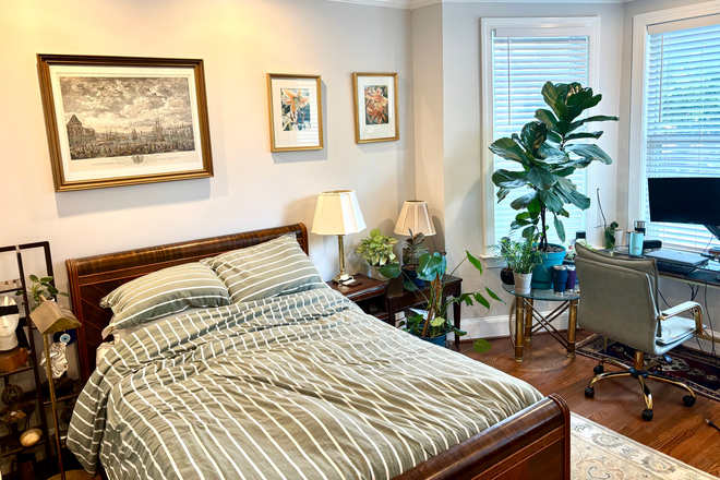 bedroom - 1-2 bedrooms available ~15m from GULC/McCourt