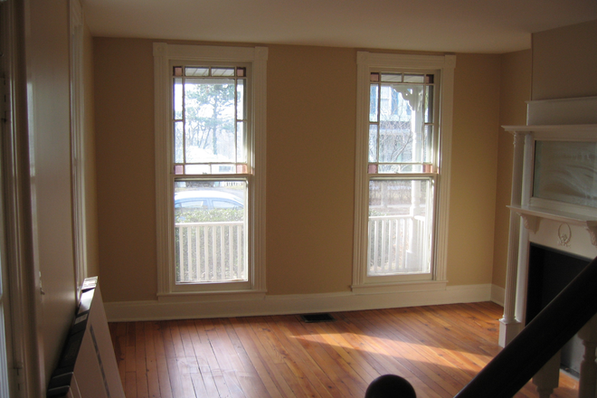 living room - 406 Lyman Ave / College Housing House