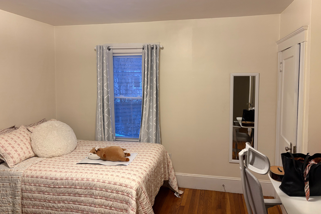 Bedroom - LARGE SINGLE BEDROOM -- 40 Kirkwood Rd -- 5 bedroom house, yard and porch -- undergrad girls!