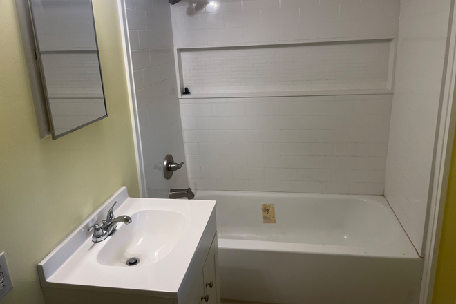 1st Bathroom - Single family home in country