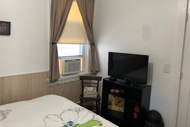 Private bedroom - 2 separate private rooms available on the 2nd floor, walking distances to Brown, RISD, and downtow