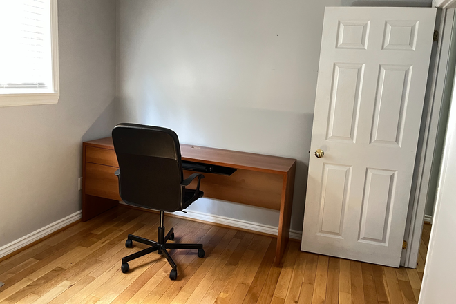 Bedroom - Private Room with Ensuite Bath near UTM Townhome