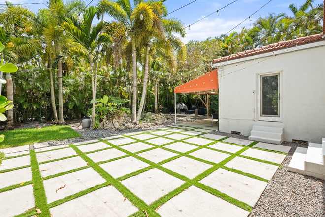 Backyard - A gorgeous Coral Gables home with Lucious landscape and a spacious backyard!