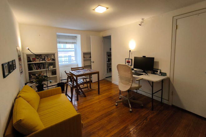 Living room and office/desk space area - Summer Sublet:Furnished 1BR apt-Spring St-Princeton