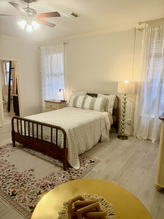 New rug - 1 large bedroom private full bath all furnished all bills included female only House