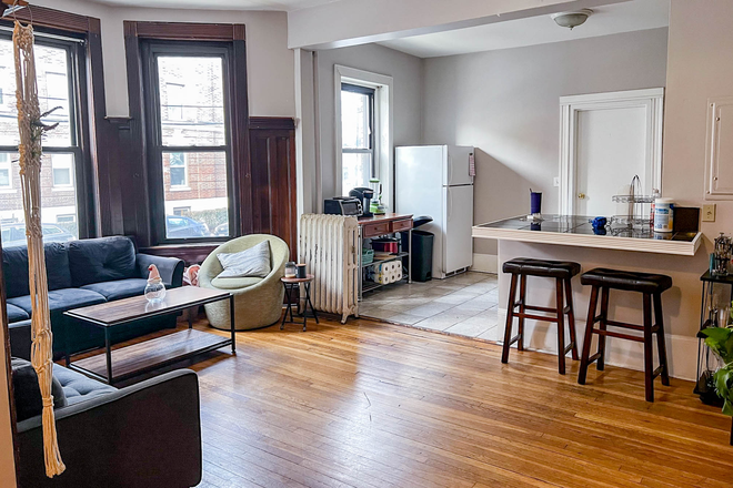 living room - SPACIOUS 4-BED/2-BATH -- 2 LEVELS near BABCOCK T-STOP, BIG BEDROOMS, GONE SOON! Apartments