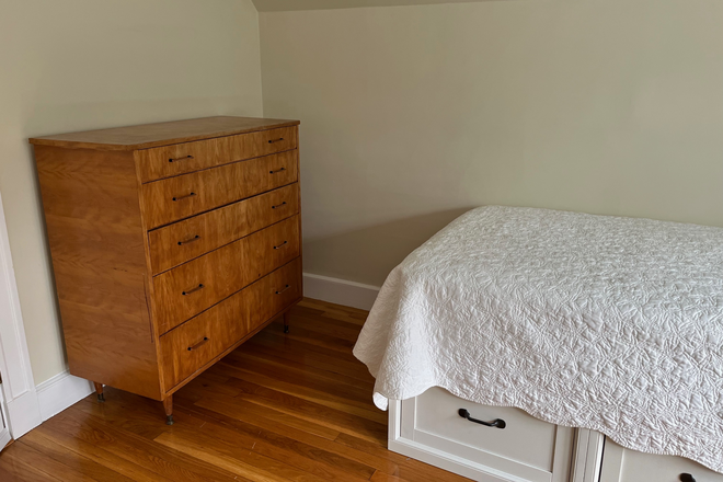 Bedroom - Beautiful room in house close to campus