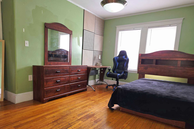 Good-sized bedroom at $1,400/month at 233 Commonwealrh Ave 0.2mile to BC, including all utilities and WiFi, 9/1 - Walk 5Min (0.2Mile) to BC, Nice & Sunny Furnished Big Rooms, C/A, Incl All Utilities & WiFi, No Fee Apartments