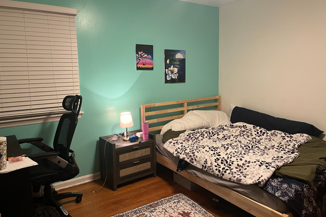 Bedroom - Summer Sublet: 1 bedroom available in a house 7 min from campus