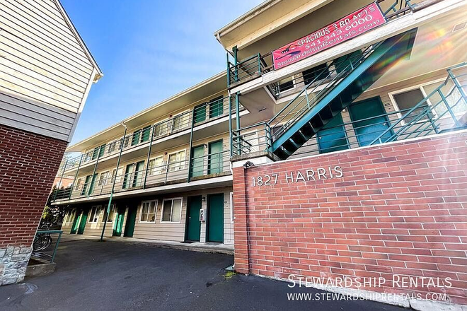 Outside Street View, paint has changed - Need 1 more roommate for 3BR near campus!