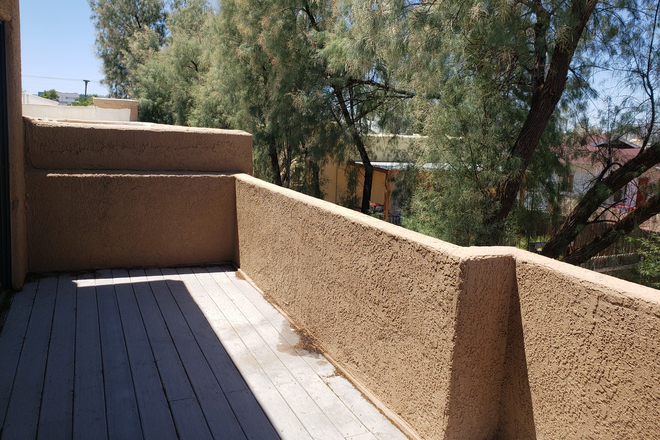 Spacious balcony - $670/bedroom  - 2 story home only blocks from UofA!!