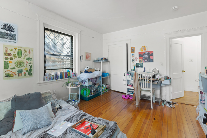 bedroom - Spacious 3 Bed 2 Bath Brighton Apartments